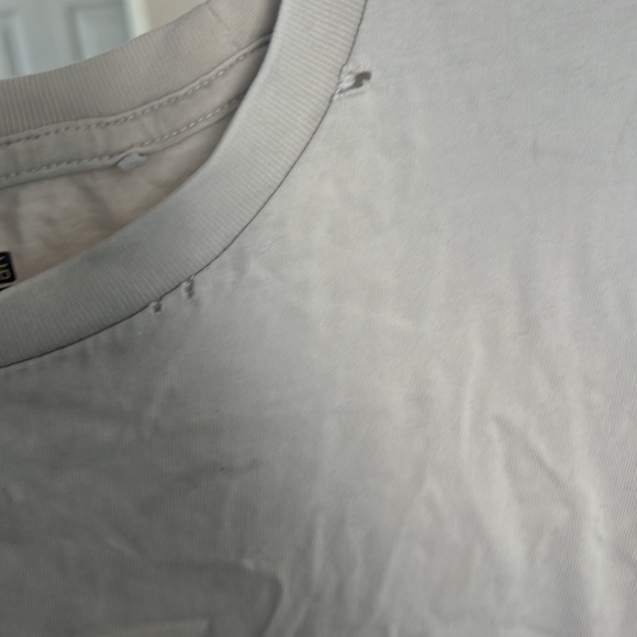 Kaws x uniqlo shirt - Picture 4 of 4